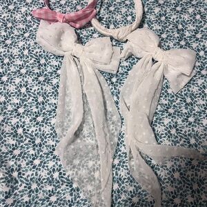 2 hair catchers and 2 white hair bow clip
